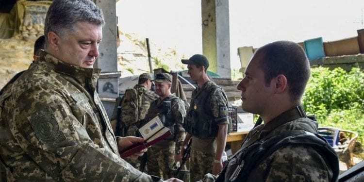 Ukraina wprowadza stan wojenny. Doszło do bójki w parlamencie