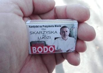 Agitacja wyborcza pod cmentarzem. Ludzie dostawali pudełka zapałek z podobizną… kandydata PiS