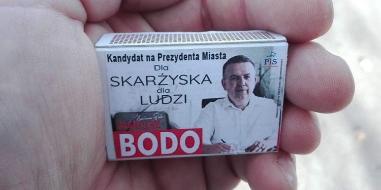 Agitacja wyborcza pod cmentarzem. Ludzie dostawali pudełka zapałek z podobizną… kandydata PiS