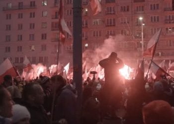 Policja szuka osób, które odpalały race na Marszu Niepodległości. Opublikowano ich wizerunki [FOTO]