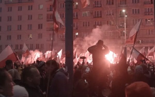 Policja szuka osób, które odpalały race na Marszu Niepodległości. Opublikowano ich wizerunki [FOTO]