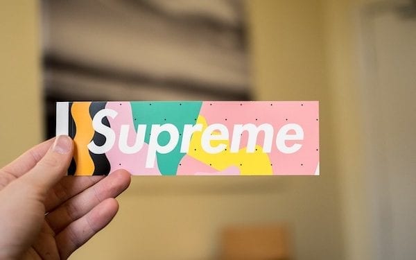 Zaskakująca kolekcja Supreme. Na koszulkach kobiety, które oskarżyły Trumpa o gwałt! [FOTO]