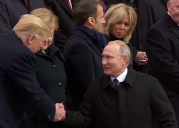 Trump spotkał się z Putinem. Media o nietypowym zachowaniu prezydenta Rosji