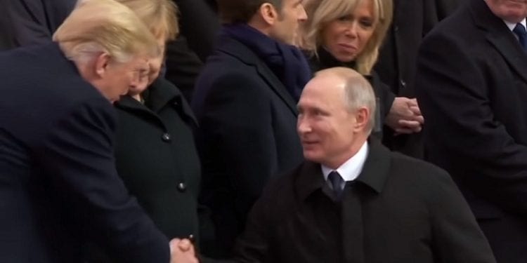 Trump spotkał się z Putinem. Media o nietypowym zachowaniu prezydenta Rosji