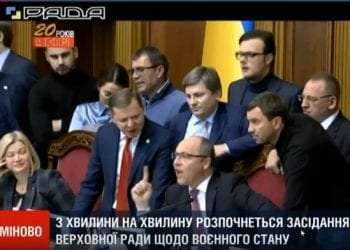 Ukraina: Awantura o stan wojenny. Posłowie zablokowali mównicę [WIDEO]