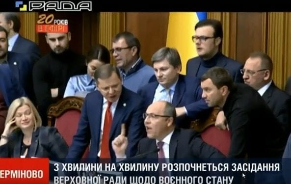 Ukraina: Awantura o stan wojenny. Posłowie zablokowali mównicę [WIDEO]