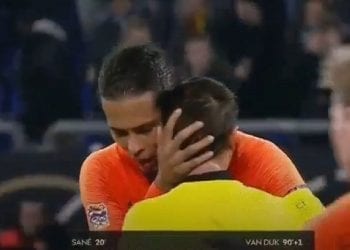 Sędzia rozpłakał się po zakończeniu spotkania. Pocieszał go Van Dijk