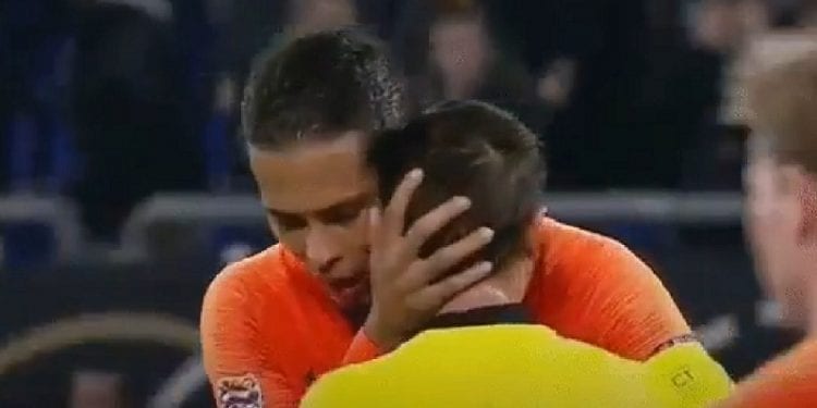 Sędzia rozpłakał się po zakończeniu spotkania. Pocieszał go Van Dijk