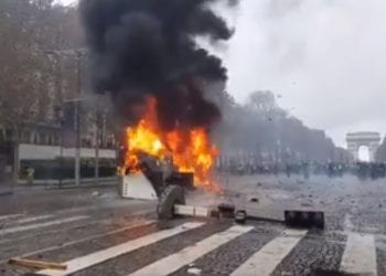 Zamieszki we Francji. Paryż stanął w płomieniach [WIDEO]