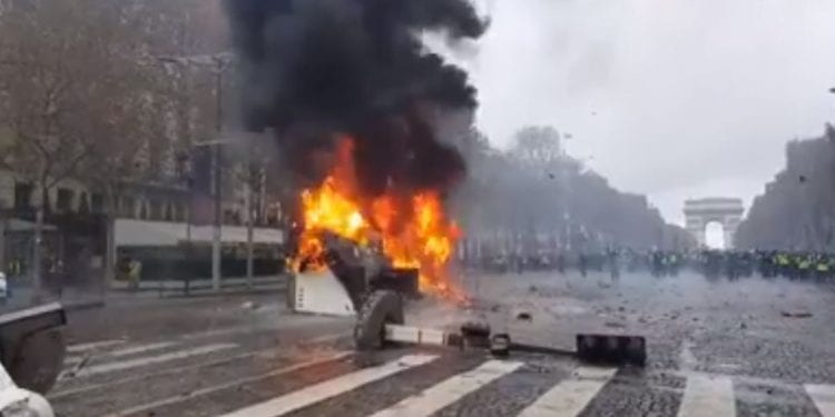 Zamieszki we Francji. Paryż stanął w płomieniach [WIDEO]
