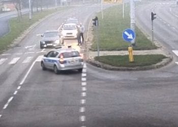 Zatrzymał się na światłach i zasnął [WIDEO]