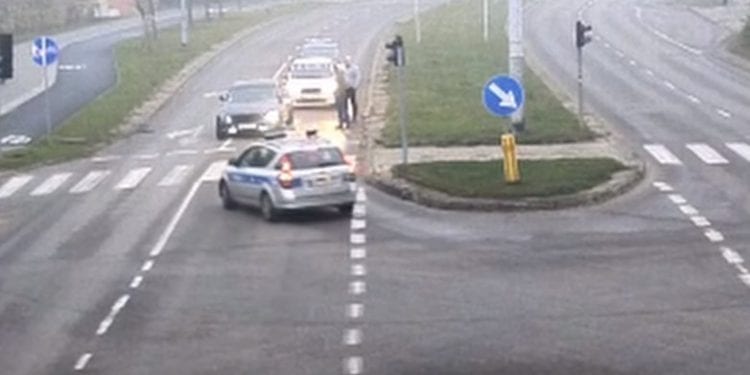 Zatrzymał się na światłach i zasnął [WIDEO]