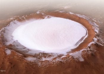 „Zimowe” zdjęcia z Marsa podbiły sieć. Sonda sfotografowała potężny lodowy krater [FOTO]