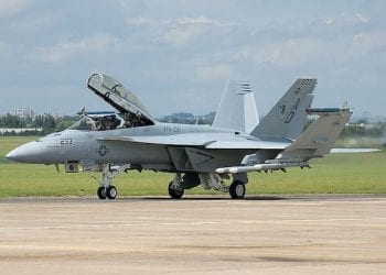 Piorun uderzył w myśliwiec. Nagranie z wnętrza kabiny podbija sieć [WIDEO]