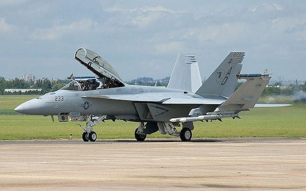 Piorun uderzył w myśliwiec. Nagranie z wnętrza kabiny podbija sieć [WIDEO]