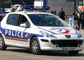 Brat zamachowca ze Strasburga zatrzymany przez policję. Groził na ulicy bronią