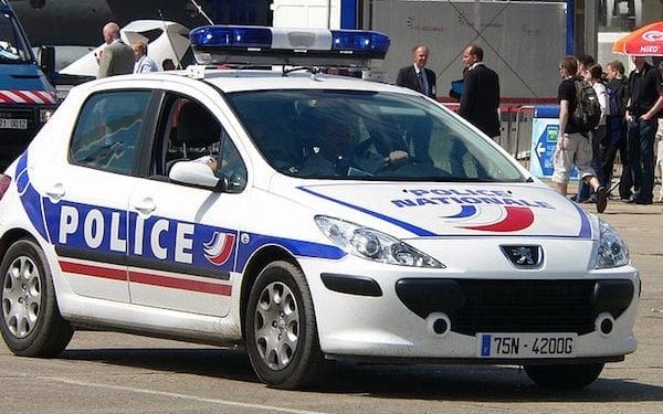 Brat zamachowca ze Strasburga zatrzymany przez policję. Groził na ulicy bronią