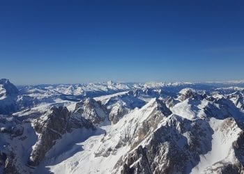 Uratowano chłopca, który leżał pod śniegiem przez 40 minut. „Cud w Alpach”