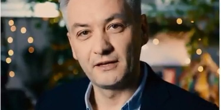 Biedroń podarował Krystynie Pawłowicz nietypowy prezent [WIDEO]