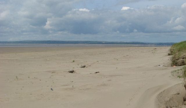 Irlandia. Sprzątał plażę i znalazł zwłoki noworodka