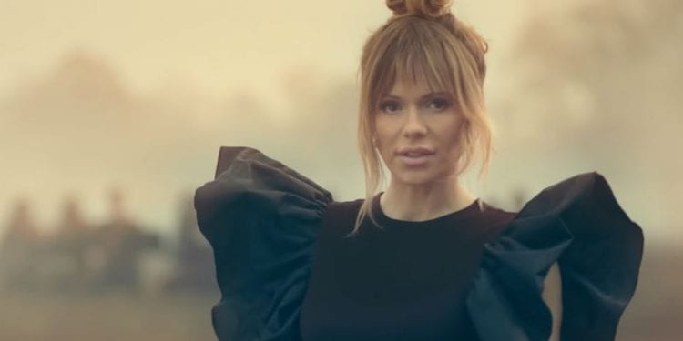 Doda ostro do stacji radiowych. „Czy muszę umrzeć?”