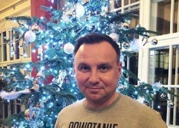 Andrzej Duda pozuje na Instagramie w okolicznościowej koszulce. „Pozytywnie zaskoczył” [FOTO]