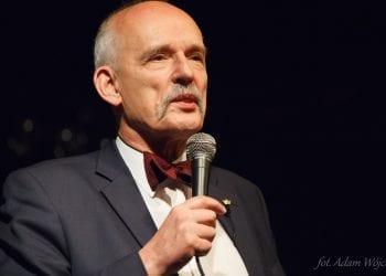 Korwin-Mikke bawi się petardami z psem. Zwierzę nie bało się wybuchów [FOTO]