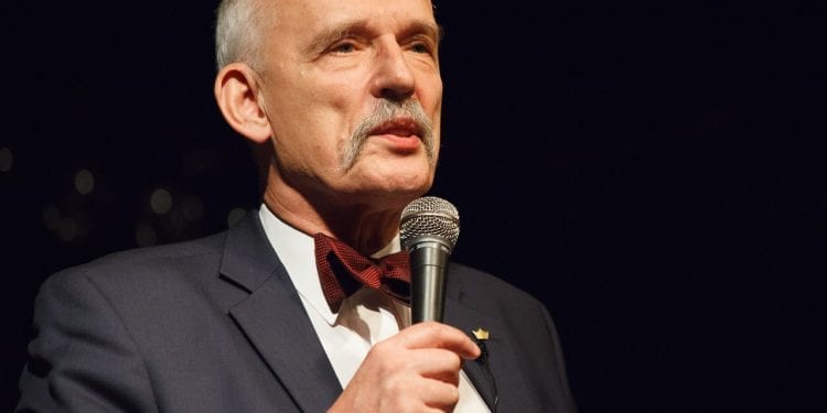 Korwin-Mikke bawi się petardami z psem. Zwierzę nie bało się wybuchów [FOTO]