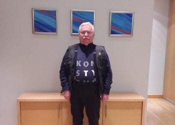 Lech Wałęsa pójdzie na pogrzeb Busha w koszulce „Konstytucja”?