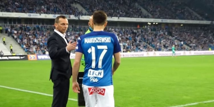 Piłkarz Lecha Poznań w koszulce Jagiellonii Białystok. Teraz przeprasza