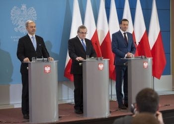 Minister zaskoczył internautów. Zagrał na gitarze i zaśpiewał kolędę