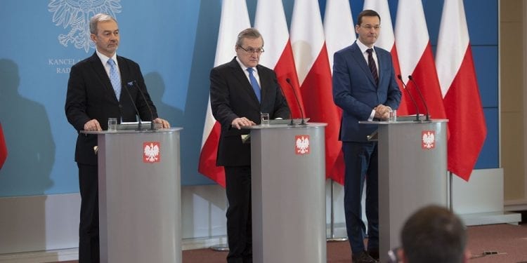 Minister zaskoczył internautów. Zagrał na gitarze i zaśpiewał kolędę