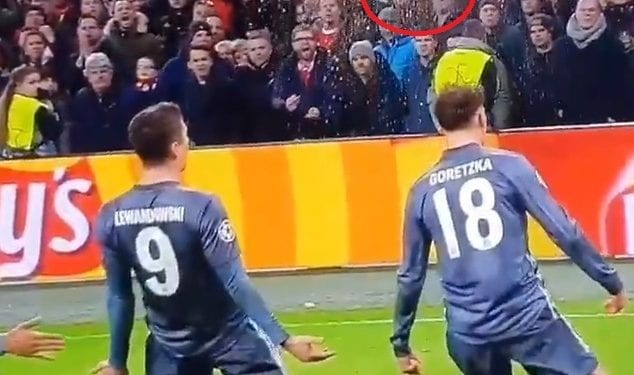 Robert Lewandowski rozwścieczył kibiców Ajaxu [FOTO]