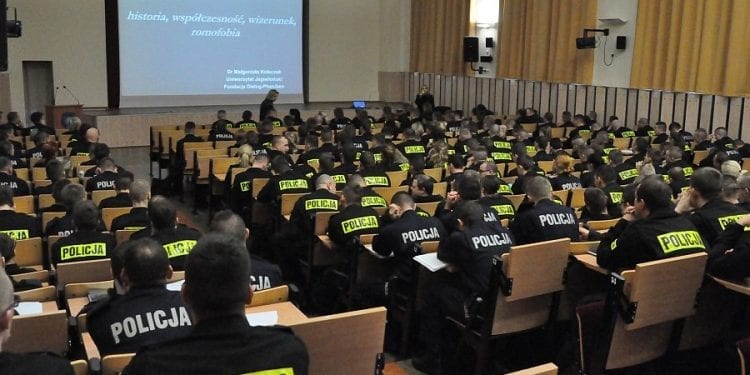Policjanci uczą się tolerancji dla Romów i Żydów. Szkolenia organizuje Muzeum Polin