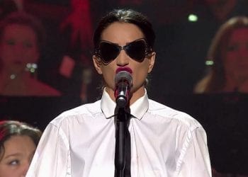 Justyna Steczkowska tłumaczy się z koszuli z napisem „Konstytucja”. Zadała pytanie