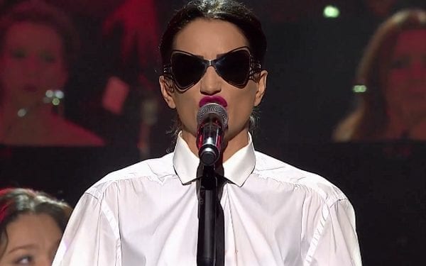 Justyna Steczkowska tłumaczy się z koszuli z napisem „Konstytucja”. Zadała pytanie