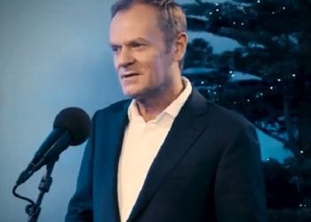 Donald Tusk śpiewa kolędę i składa życzenia. Nagranie podbija internet [WIDEO]