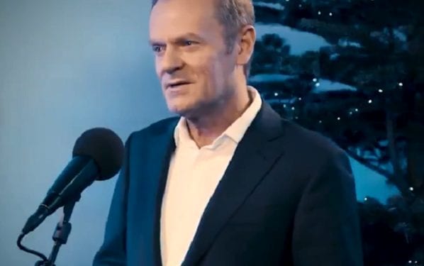 Donald Tusk śpiewa kolędę i składa życzenia. Nagranie podbija internet [WIDEO]