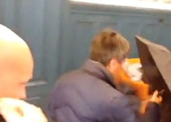 Vanna Ly, nowy inwestor Wisły Kraków, chował się za parasolem [WIDEO]