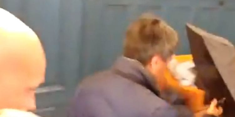 Vanna Ly, nowy inwestor Wisły Kraków, chował się za parasolem [WIDEO]