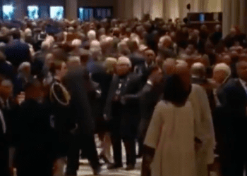 Lech Wałęsa w koszulce „Konstytucja” na pogrzebie George’a H.W. Busha. Nikt nie chciał z nim rozmawiać? [WIDEO]