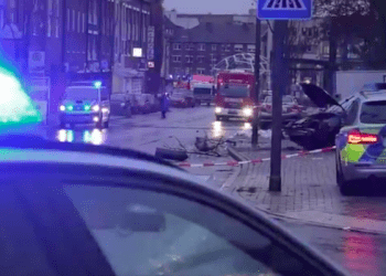 Kierowca wjechał w tłum ludzi na przystanku. Jest wielu rannych [WIDEO]
