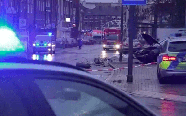 Kierowca wjechał w tłum ludzi na przystanku. Jest wielu rannych [WIDEO]