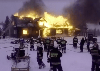 Pożar przy jednym z najsłynniejszych schronisk górskich w Polsce [WIDEO]