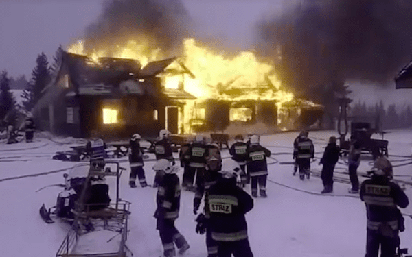 Pożar przy jednym z najsłynniejszych schronisk górskich w Polsce [WIDEO]