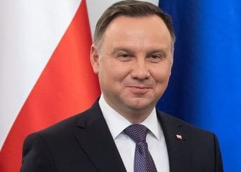 Znany muzyk Józef Skrzek oddaje medal od prezydenta