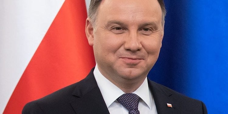 Znany muzyk Józef Skrzek oddaje medal od prezydenta