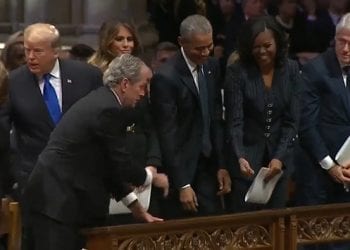 Bush zażartował na pogrzebie ojca. Obama nie wytrzymał