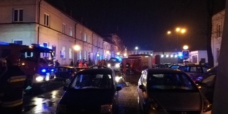 Ewakuacja sądu w Miechowie. Mężczyzna rozsypał biały proszek twierdząc, że to wąglik