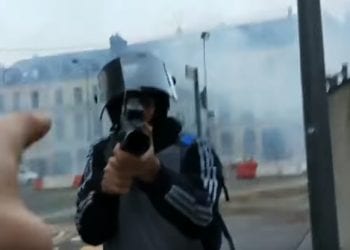 Francja: Policjant celuje do dziennikarza. Drugi bije go pałką